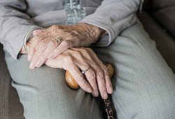Nach zwölf Toten in einem Seniorenzentrum wird nun gegen die Heimleitung ermittelt. - Symbolbild: Pixabay