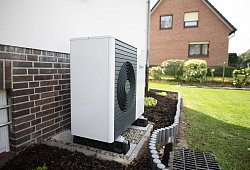 Eine W&auml;rmepumpe an einem Einfamilienhaus - Daniel Reinhardt/dpa/dpa-tmn