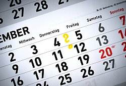 Ein Kalender liegt auf einem Tisch - Sina Schuldt/dpa/dpa-tmn