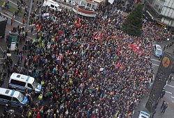 Proppevoll war die Stadt im Vorjahr, als Neonazis sowie die Tausenden Gegendemonstranten (Foto) in die City kamen. - Archivbild: Sarah Jonek