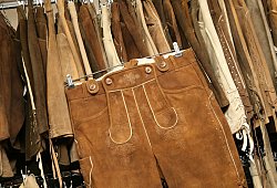 Lederhosen hängen in einem Trachtengeschäft - Tobias Hase/dpa/dpa-tmn