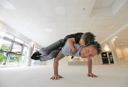 Vater und Sohn beim Yoga - Vera Gerstendorf-Welle