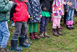 Kinder stehen in einem Garten - Jens Büttner/dpa/dpa-tmn