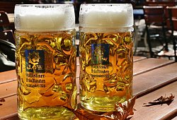 Biergarten-Atmosphäre - Symbolfoto: RitaE auf Pixabay