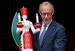 Traditionelles Fest bei Merz &ndash; wichteln gegen P&auml;ckchenflut - Jan Woitas/dpa