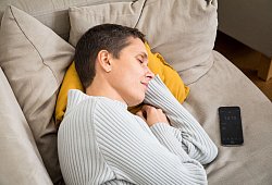 Eine Frau schläft auf einem Sofa - Christin Klose/dpa-tmn