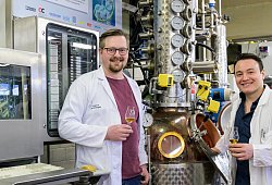 Im Labor: Braumeister Christian Schulze und Bachelor-Student Michael Benedikt Neumaier betreuen das Projekt. Den Whisky aus er ersten Produktion gibt es nur zu besonderen Anlässen. - Kateryna Akulenko