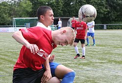 Luftkampf: Jerxens Dilxwaz Kaval (hinten) gegen Brakels Nils Krawinkel - Paul Cohen(LZ)
