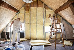 Zwei Handwerker dämmen ein Dachgeschoss - Kai Remmers/dpa-tmn