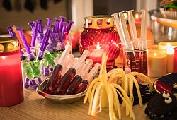 Gruselige Halloween-Speisen auf einem Tisch - Christin Klose/dpa-tmn