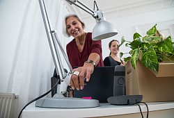 Eine ältere Dame geht in den Ruhestand - Christin Klose/dpa-tmn