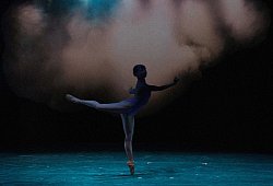 spot_an_farbe_slider_webjpg__1920x795_q85_autocrop_crop-smart_cropper-termin_header-_subsampling-2_upscale - Landestheater Detmold/Lina Pris