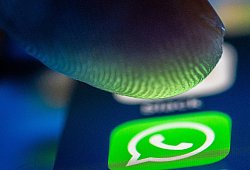 Ein Finger über dem Whatsapp Symbol - Zacharie Scheurer/dpa-tmn