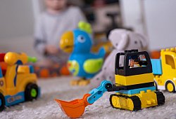 Ein kleines Kind spielt zu Hause - Monika Skolimowska/dpa/dpa-tmn