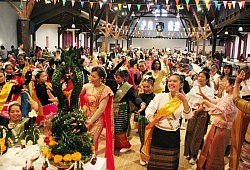 Der ganze Saal tanzt: Ausgelassene Freude im vergangenen Jahr beim buddhistischen Katin-Fest in der Warburger Stadthalle - Burkhard Battran
