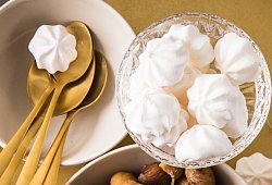 Baisers liegen in einer Schale - Christin Klose/dpa-tmn