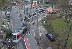 Straßenbahnunfall in Düsseldorf - David Young/dpa