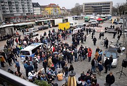 Kesselbrink im Überblick: Für Demo-Anmelder Ralph Lange fungierte ein Auto-Anhänger als Redner-Bühne (r.). Er selbst konnte kaum Mitstreiter mobilisieren – rund um die Absperrbänder herum formierte sich dagegen größerer Gegenprotest. - Barbara Franke