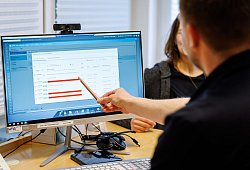 Hausarzt lädt Dokumente in eine elektronische Patientenakte - Daniel Karmann/dpa/dpa-tmn