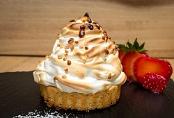 Fertiges gegrilltes Eis mit goldbraunem Baiser - Volker Elm/dpa-tmn