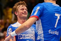 Auch TBV-Teamkollege Isaias Guardiola (rechts) weiß die Dienste von Jonathan Carlsbogård zu schätzen. - Jörg Hagemann