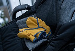 F&auml;ustlinge liegen auf einem Kinderwagen - Zacharie Scheurer/dpa-tmn