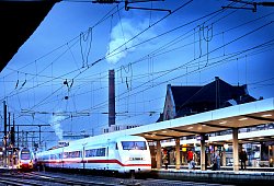 Störung im Zugverkehr: Eine Oberleitung über dem Gleis von Bielefeld nach Herford ist defekt, sodass Züge derzeit in Bielefeld respektive Löhne enden. - Archivbild: Sarah Jonek