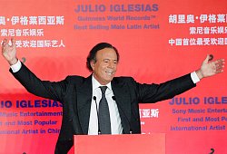 Schlagerstar Julio Iglesias - How Hwee Young/EPA/dpa