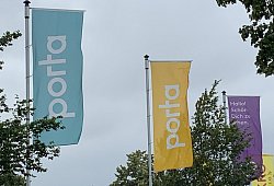 Vor dem Porta-Markt in Barkhausen wehen schon die neuen Fahnen. Die Märkte werden dann Schritt für Schritt an das neue Markengesicht angepasst. - Henning Wandel