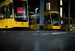 &laquo;STREIK&raquo;-Poster klebt auf einer Bahn im Depot der Ruhrbahn - Fabian Strauch/dpa/dpa-tmn