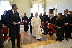 Papst Leo XIV. empf&auml;ngt Familien von Crans-Montana-Opfern - Vatican Media/IPA via ZUMA Press/dpa