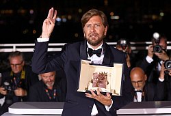 Regisseur Ruben Ostlund, Gewinner der Goldenen Palme für "Triangle of Sadness", nach der Preisverleihung. - Vianney Le Caer/Invision/AP/dpa