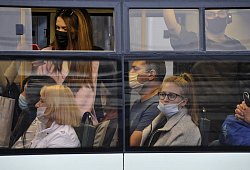 In vollen Bussen und Bahnen treffen Fahrgäste immer wieder auf Mitreisende, die ihre Masken nicht richtig tragen. Besonders beliebt ist die freiliegende Nase. - picture alliance