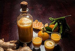 Eine Flasche und drei Gl&auml;ser mit Ingwershot stehen auf dem Tisch - Doreen Hassek/dpa-tmn