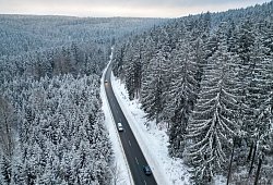 Autos fahren auf Landstra&szlig;e durch den Winterwald im Vogtland - Jan Woitas/dpa/dpa-tmn