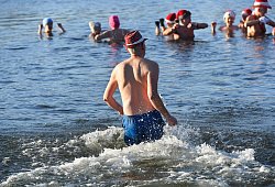 Weihnachtsbaden des Vereins Berliner Seehunde - Paul Zinken/dpa