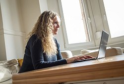 Eine Frau nutzt einen Laptop - Christin Klose/dpa-tmn