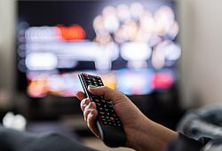 Eine Frau h&auml;lt eine Fernbedienung in der Hand - Daniel Reinhardt/dpa/dpa-tmn