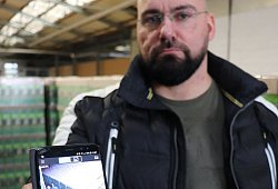 Videobeweis: Jan Labrenz, Geschäftsführer der Firma Senne-Logistik, zeigt auf dem Handy, wen und was die Überwachungskameras in seiner Lagerhalle aufgenommen haben. - Marion Pokorra-Brockschmidt