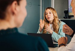 Eine Frau in einem Meeting - Zacharie Scheurer/dpa-tmn
