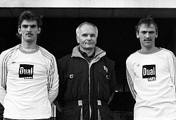 Michael links und Claus Dieter Wollitz mit Trainer Horst Franz alle FC Schalke 04 Aufn 21 1 19 - 1 - imago/Horstmüller