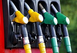 Fünf Täter überfallen Tankstelle und bedrohen Angestellten. - Symbolfoto Pixabay