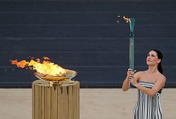 Übergabe des olympischen Feuers - Petros Giannakouris/AP/dpa