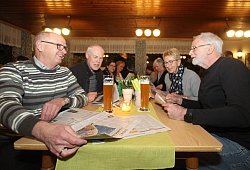 Beim Kneipenquiz dabei: (von links) Ralph Engelhardt, Lothar Prüßner, Christel Engelhardt und Klaus Tatenhorst aus Bad Salzuflen rätseln mit. - Daniel Hobein