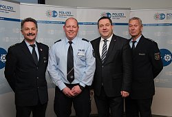 Ist das Gesicht der Polizei in Leopoldshöhe: Daniel Dreyer (2. von links), flankiert von Jürgen Siebel (links), Landrat Axel Lehmann und Heinz Wieler. - Dieter Asbrock