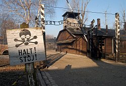 Eingang zum Konzentrationslager Auschwitz - dpa