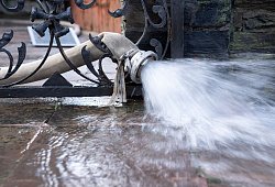 Hochwasser wird aus einem Keller gepumpt - Florian Schuh/dpa-tmn
