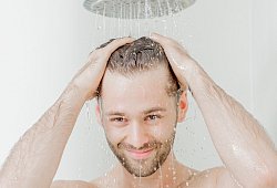 Mann steht unter einer Dusche - Monique Wüstenhagen/dpa-tmn