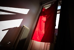Ein nasses Tuch hängt vor einem Fenster - -/dpa/dpa-tmn