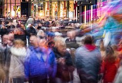 Passanten gehen vor Heiligabend über eine Einkaufsmeile - Frank Rumpenhorst/dpa/dpa-tmn